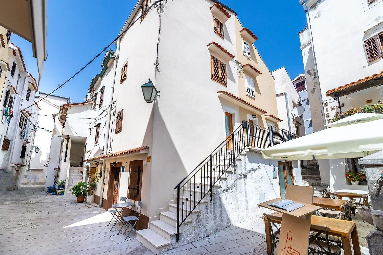 Fast Direkt Am Strand In Der Altstadt Mit Vielen Gassen Baška